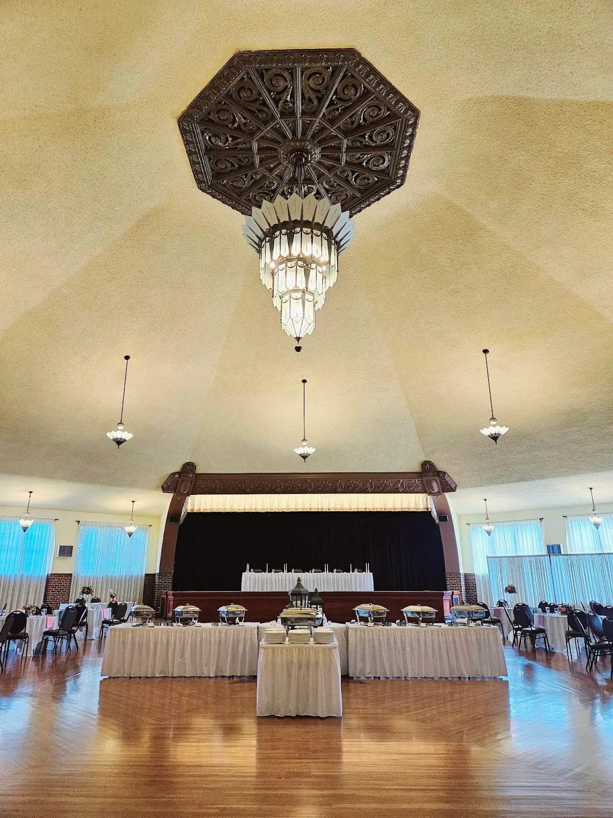 Chandelier Ballroom — photo 1